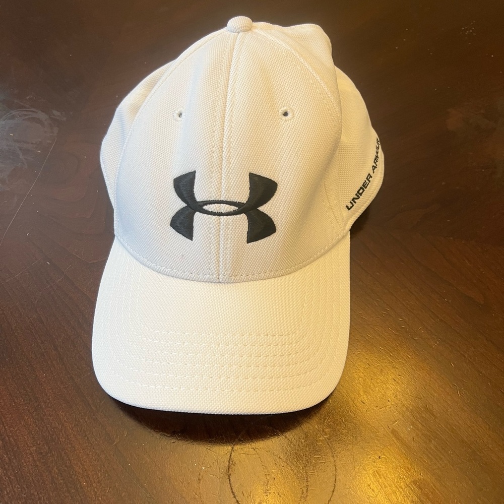 Under Armour Men’s White with Black Logo HeatGear Fitted Hat